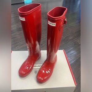 Size 8 Hunter red gloss wellies NWB. Box is damaged